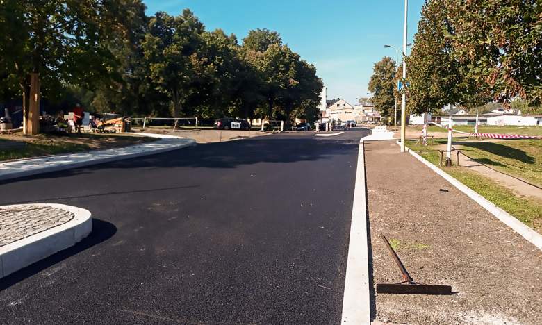 Karlovy Vary  cyklotrasa B4 a křižovatka ulic Západní - Šumavská