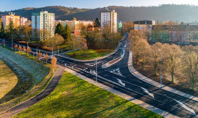 Karlovy Vary  cyklotrasa B4 a křižovatka ulic Západní - Šumavská