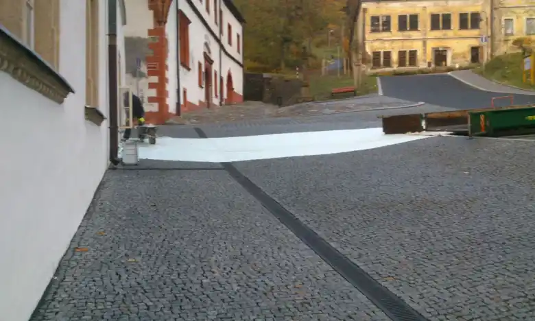 ochrana venkovní dlažby při bouracích pracích