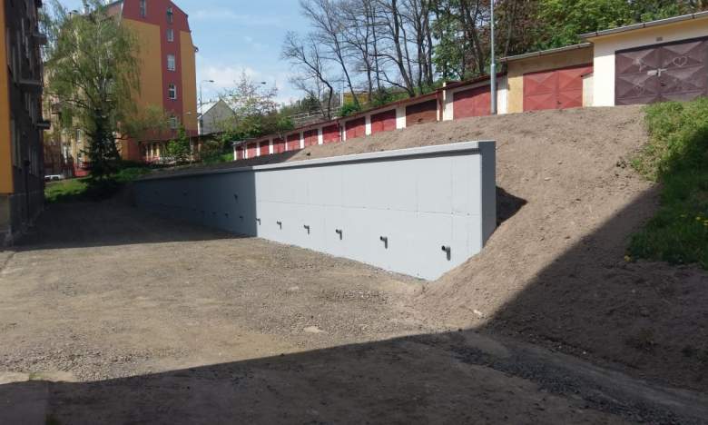 Rekonstrukce opěrné zdi v  ulici Sokolovská v Karlových Varech